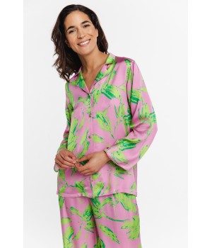 Pijama de viscosa estampado sobre fondo neutro